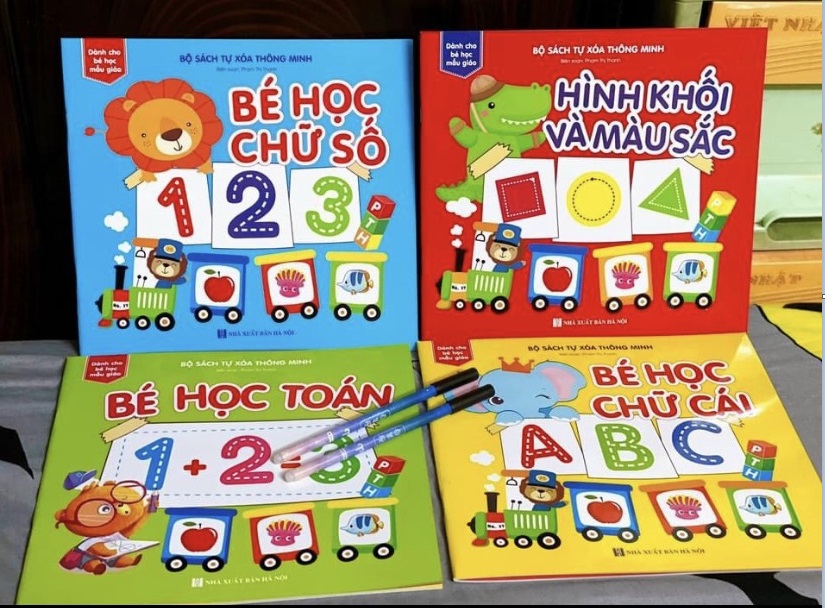 Bộ Sách Tự Xóa Thông Minh - Kèm 02 bút tự xóa - 4 cuốn Toán, Chữ cái, chữ số, hình khối và màu sắc - Sách cho bé học mẫu giáo