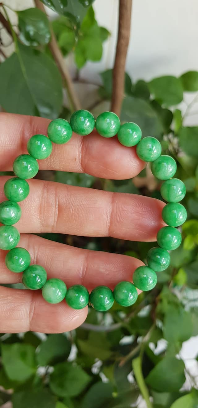 Vòng tay phong thủy đá cẩm thạch xanh tươi size hạt 8mm hay 8li màu xanh ngọc tươi trẻ đẹp nữ mệnh mộc mệnh hỏa mệnh thủy ạ