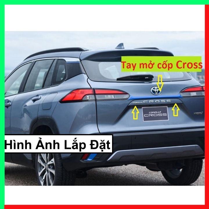 Ốp trang trí tay mở cốp sau xe Toyota Cross 2020-2023 mạ crom và màu xanh cao cấp