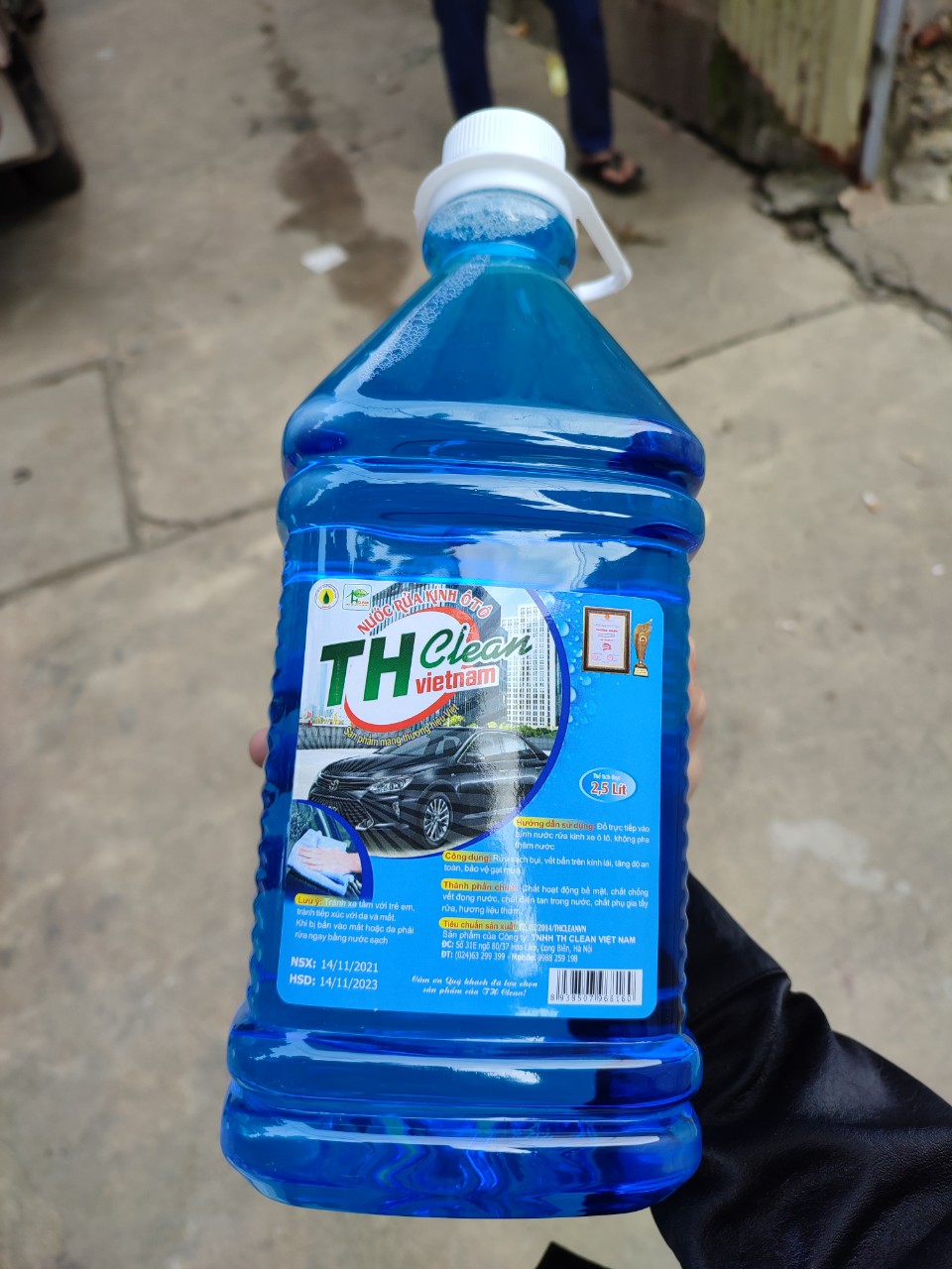 Nước rửa kinh ô tô, xe máy TH CLEAN can 2.5 lít