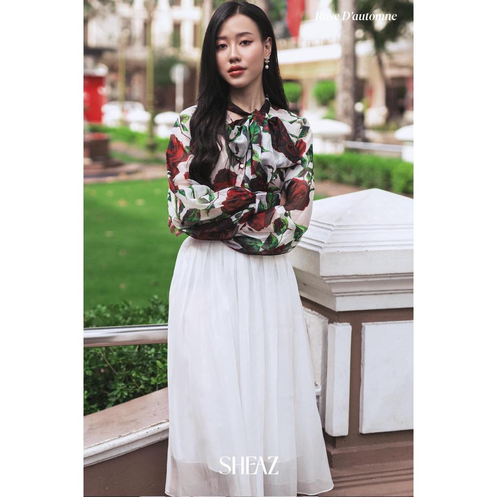 SHEAZ Chân váy dài xếp ly tơ trắng cao cấp, đai cạp, logo hoa hồng vàng, phong cách công sở Hàn Quốc