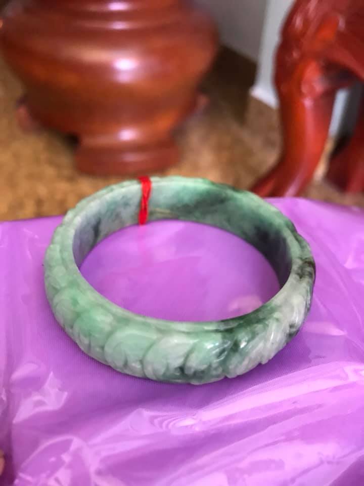 VÒNG TAY ĐÁ CẨM THẠCH TỰ NHIÊN BẢN HẸ TIỀN NGỌC 51MM TRẠM DÃY TIỀN MAY MẮN MÀU XANH NGỌC NHẸ LÊN ĐẬM DẦN ĐẸP Kích thước 51mmx độ dầy 6,5mm x Cao 14mm NỮ 48KG - 55KG ĐEO Ạ