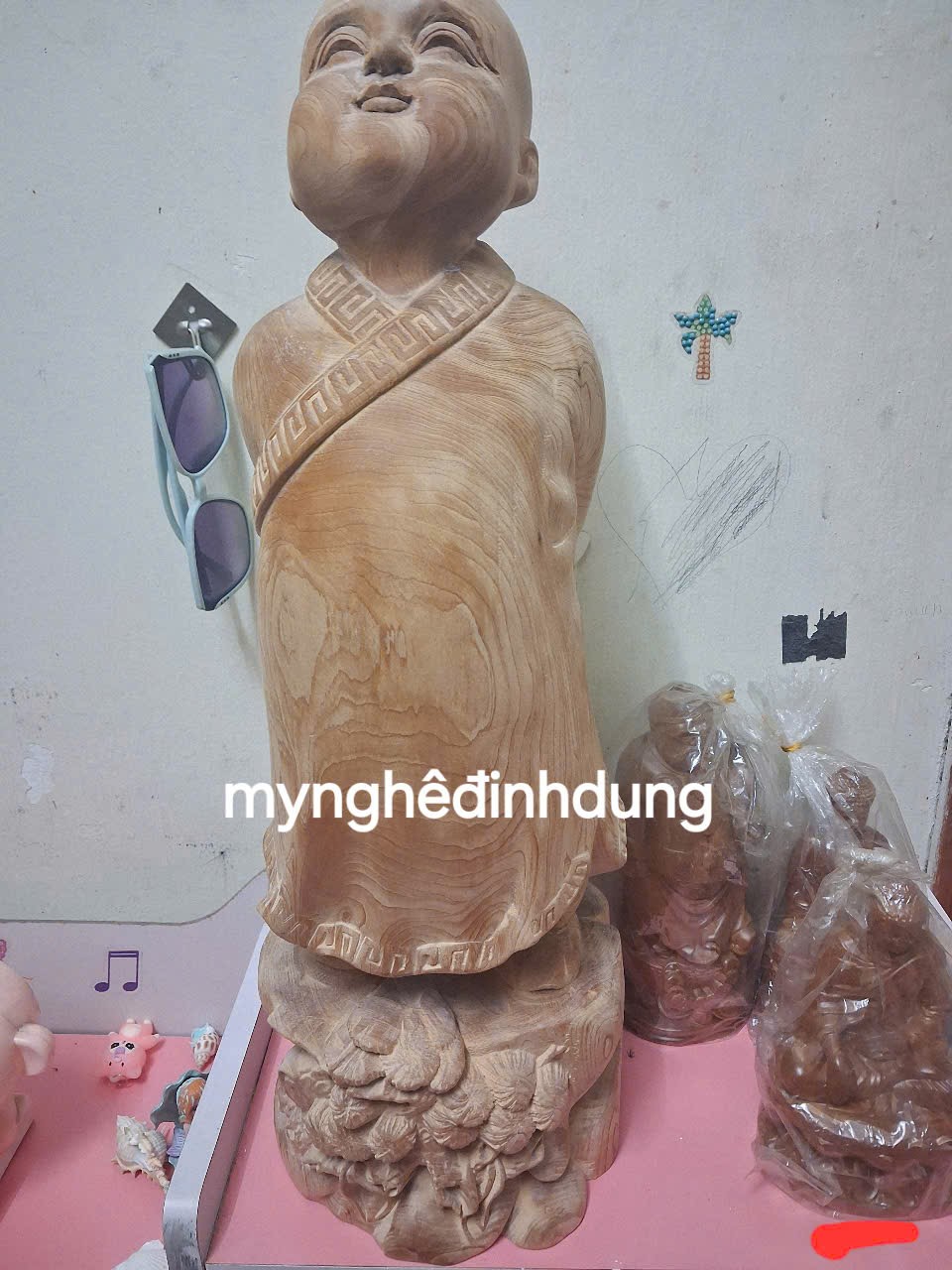 Tượng  chú tiểu tùy duyên bằng gỗ ngọc Am thơm nức cao 50x17x16cm