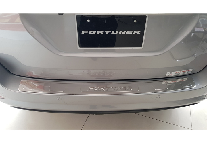 Bộ ốp chống trầy Cốp INOX dành cho xe Toyota Fortuner 2016-2019 - Bên ngoài