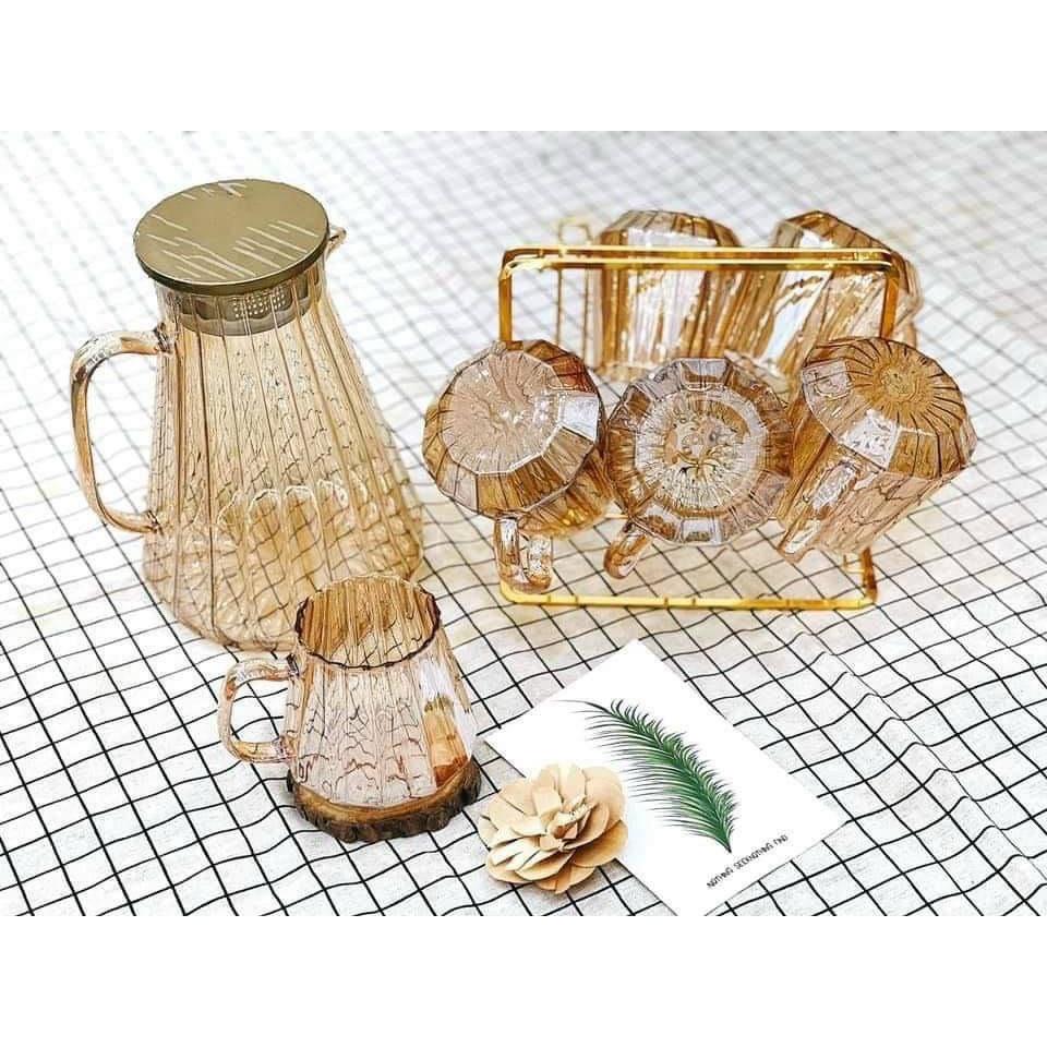 Combo bình đựng nước uống thủy tinh vàng vân sọc kèm khay và giá úp cốc