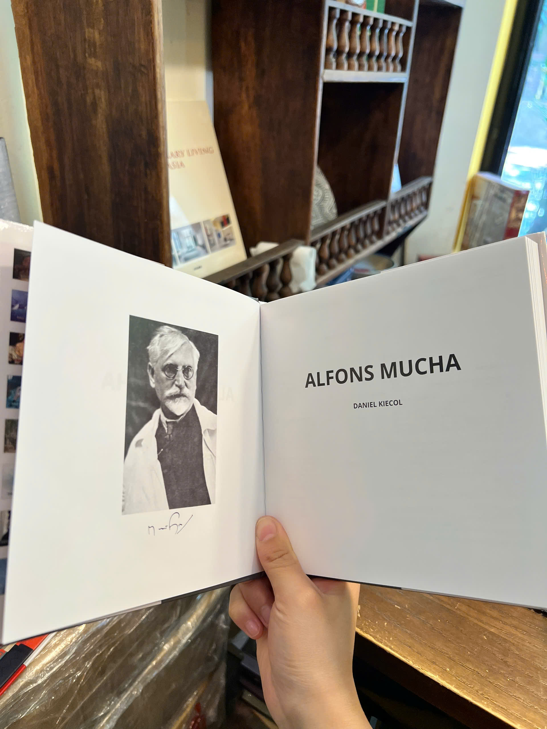 Sách - Mucha by Daniel Kiecol | Art & Design / Ngoại văn Bìa cứng / Nhập khẩu UK / Nghệ thuật