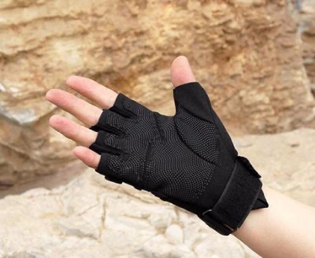 Găng tay xe máy chống nắng đi phượt hở ngón Black Hawk