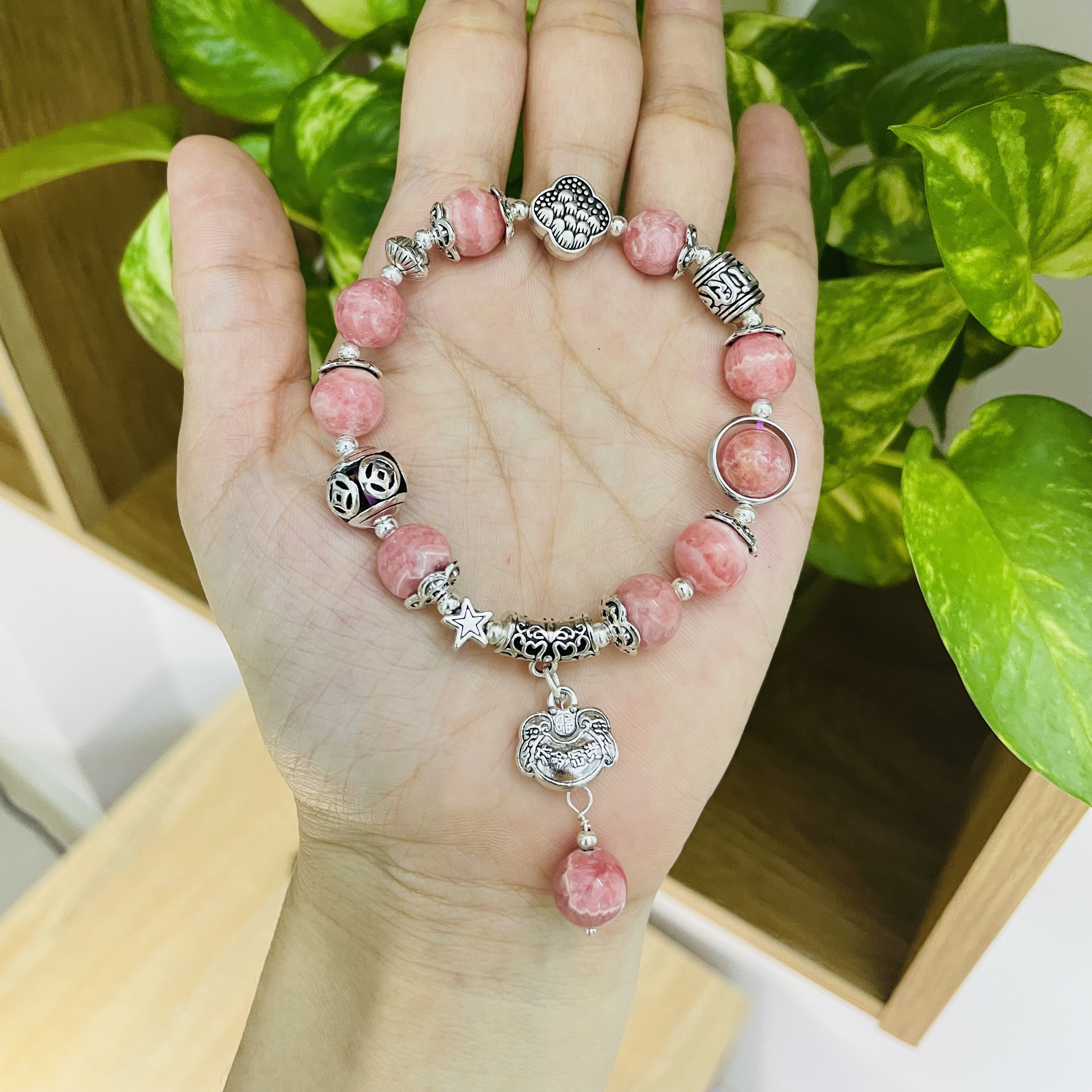 Lắc tay đá đào hoa phối charm bạc