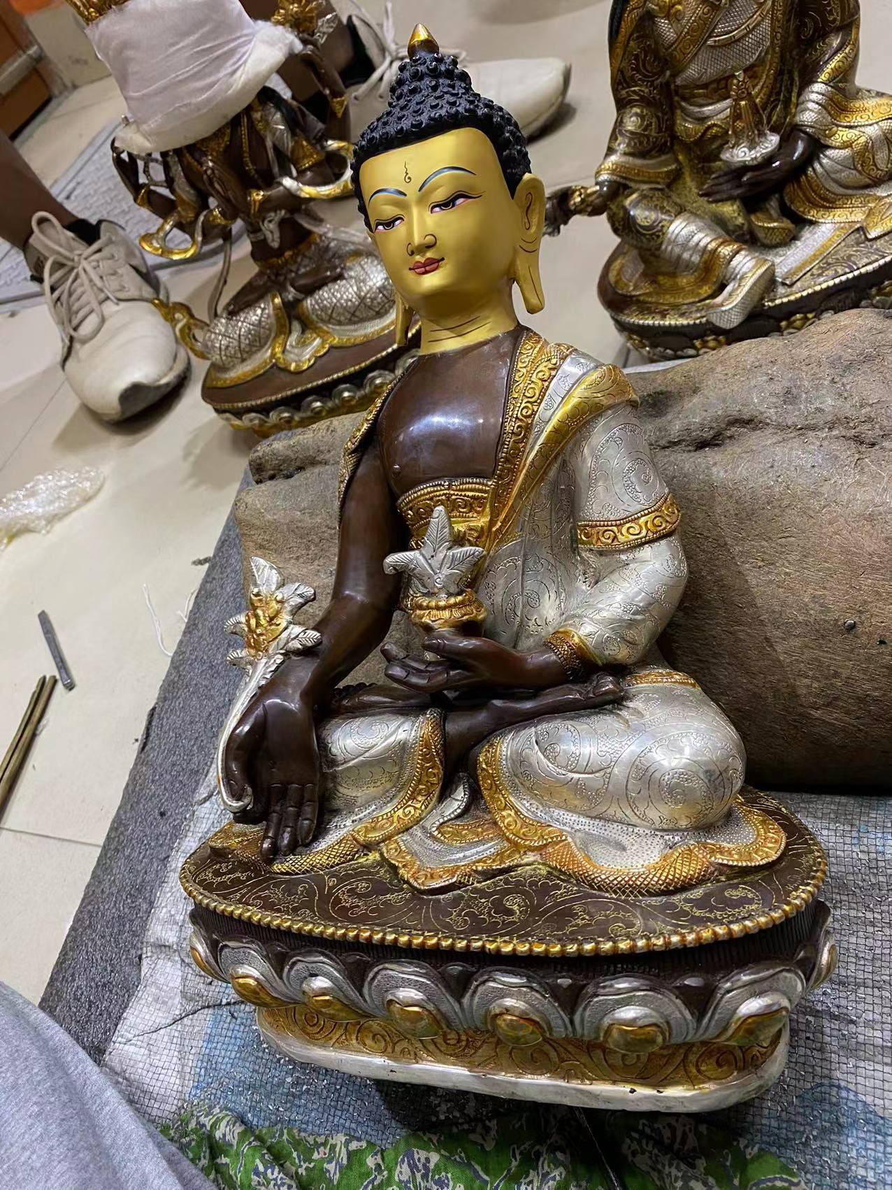 Phật Dược Sư bằng đồng mạ vàng bạc Nepal 33 cm