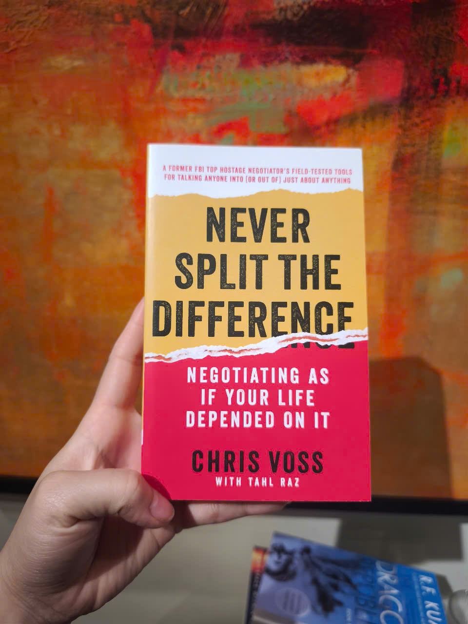 Sách - Never Split the Difference: Negotiating As If Your Life Depended On It by Chris Voss - Mass Market Paperback US - Ngoại văn nhập khẩu