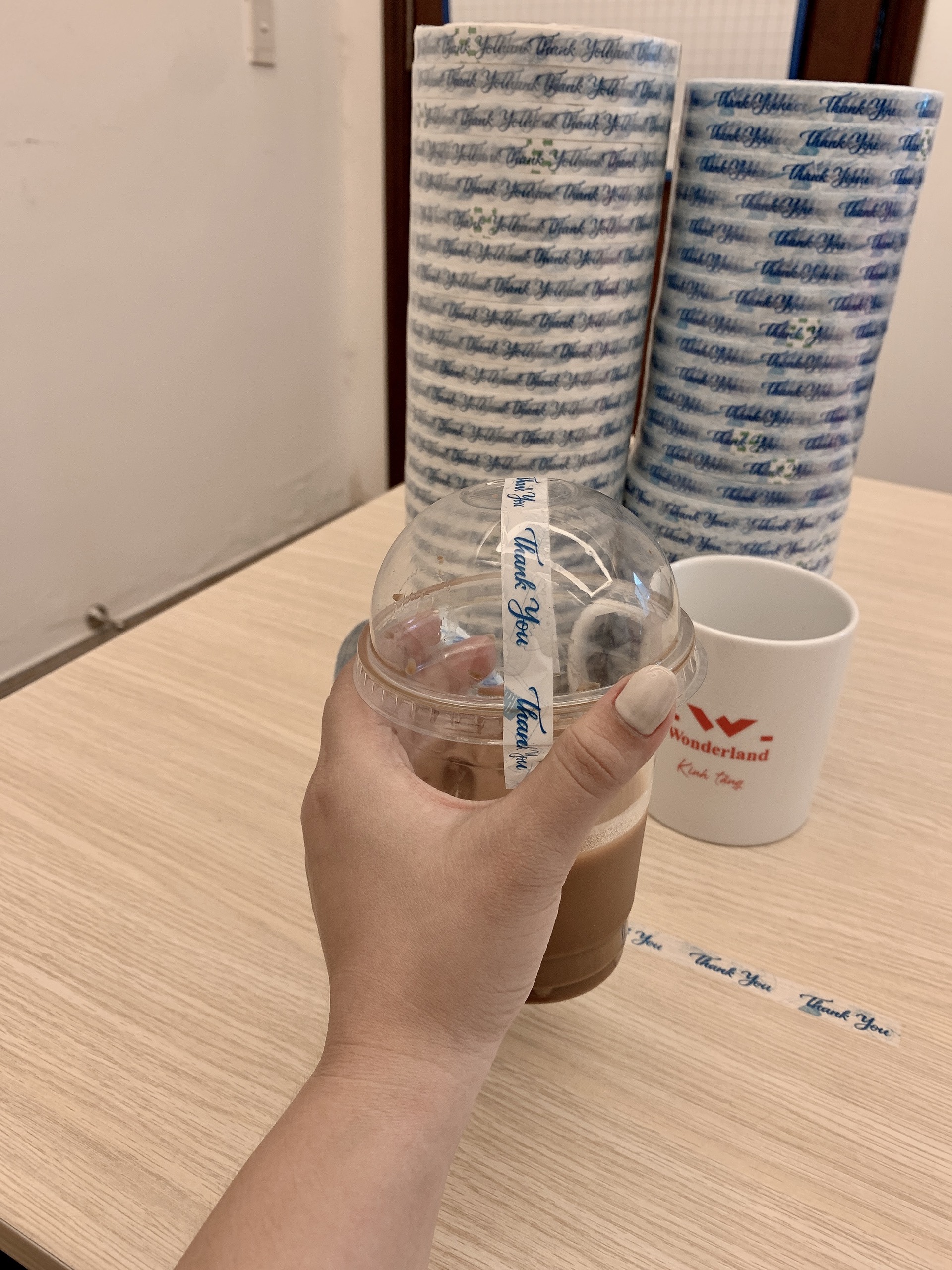 1 cuộn băng keo in chữ Thank you dùng để dán miệng ly