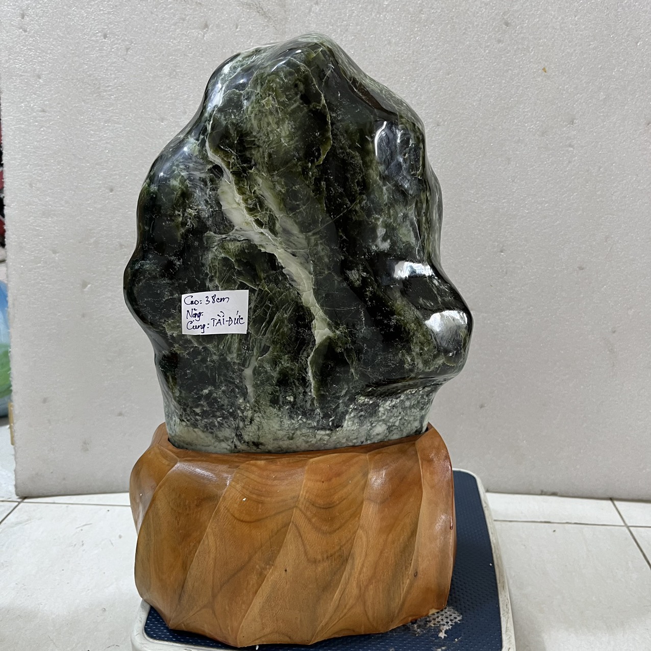 Cây đá để bàn ngọc tự nhiên màu xanh cao 38 cm nặng 13 kg bóng cho người mệnh Hỏa và Mộc