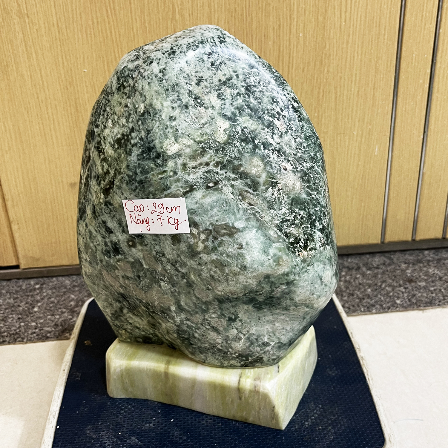 Đá phong thủy để bàn Cao 29 cm, nặng 7 kg, chân đế đá tự nhiên màu xanh cho mệnh Hỏa và MỘc