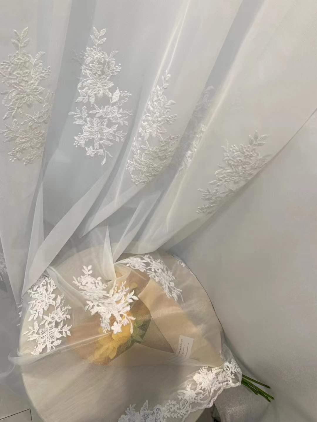 Vải rèm voan thêu hoa hồng trắng