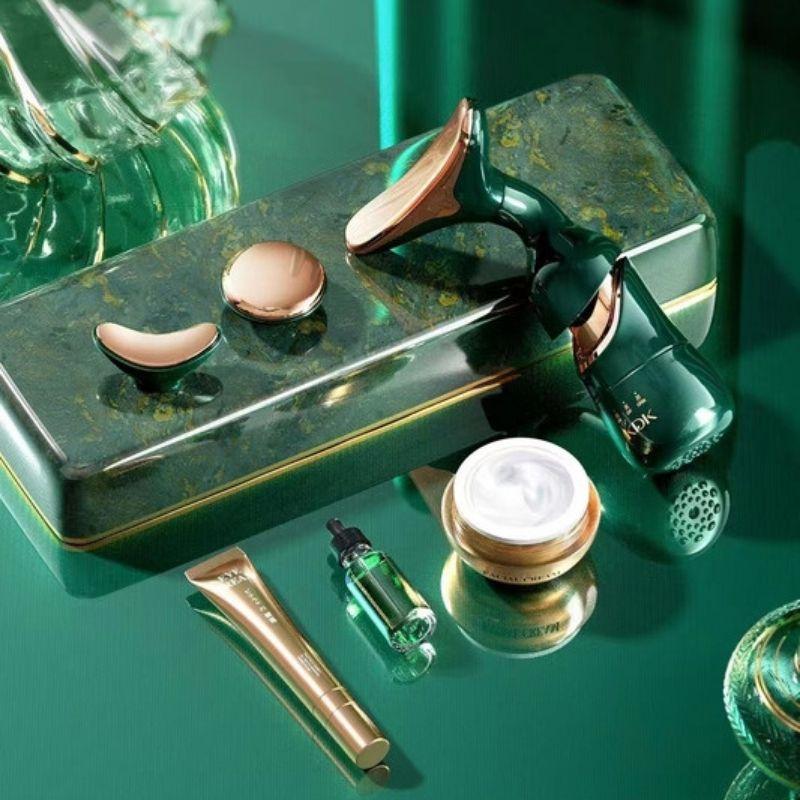Máy massage cầm tay 3 in 1 nâng cơ mặt tiện lời