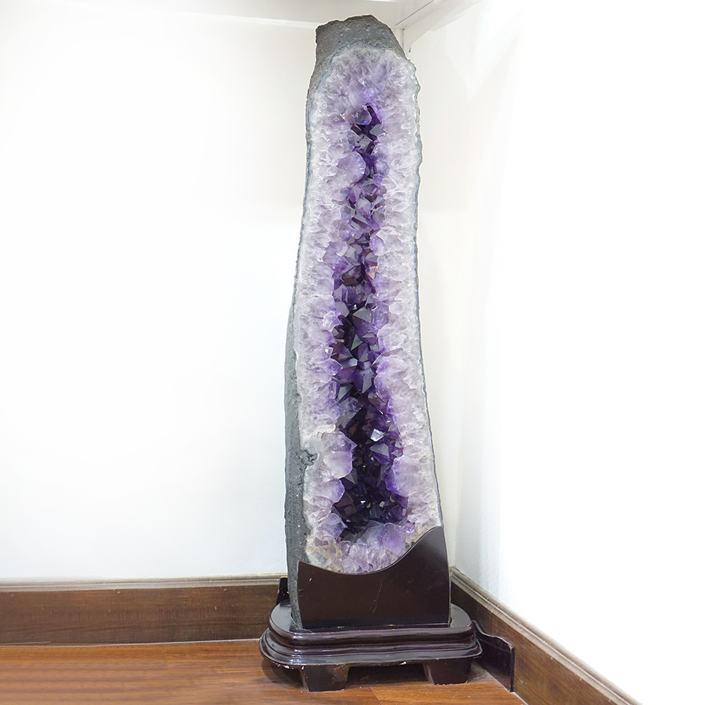 HANG ĐÁ THẠCH ANH TÍM AMETHYST PHONG THỦY ĐẾ GỖ TỰ NHIÊN 98X22X21CM