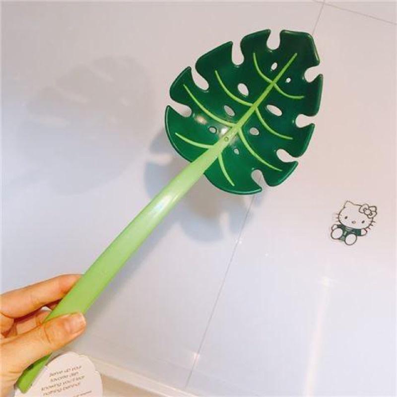 Muôi muỗng múc canh hình chiếc lá - Muỗng vớt mì cán dài tiện lợi - Vá múc canh ăn lẩu có lỗ lọc thức ăn 2in1