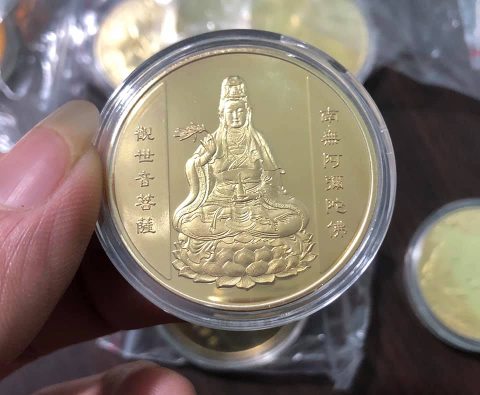 Xu tượng Phật ngồi và con cá mang lại bình an và may mắn
