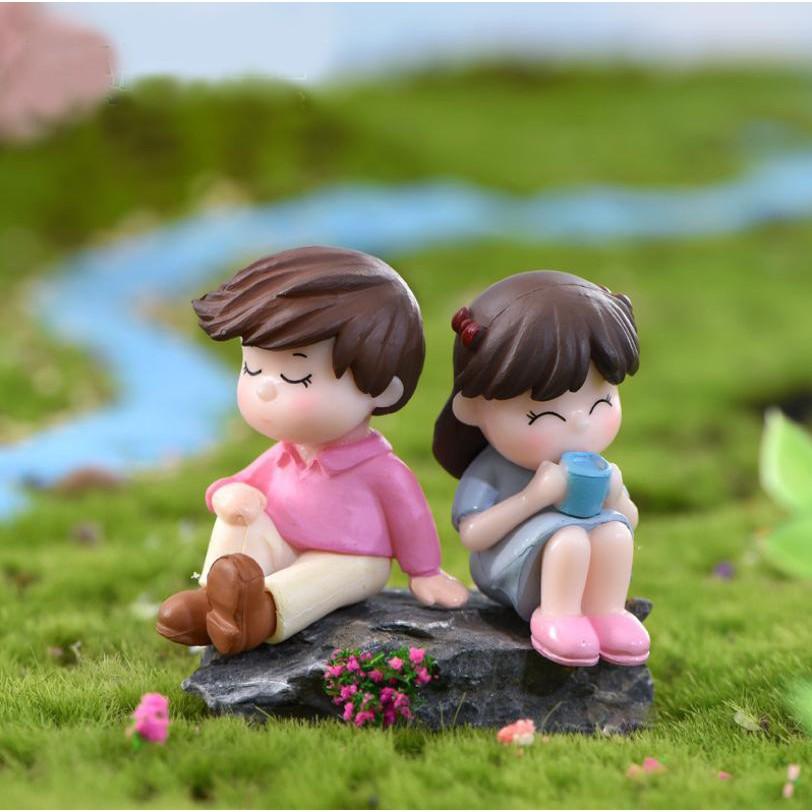 Cặp đôi ngồi bệt cầm cốc làm tiểu cảnh terrarium/ mô hình trang trí quà tặng trang trí