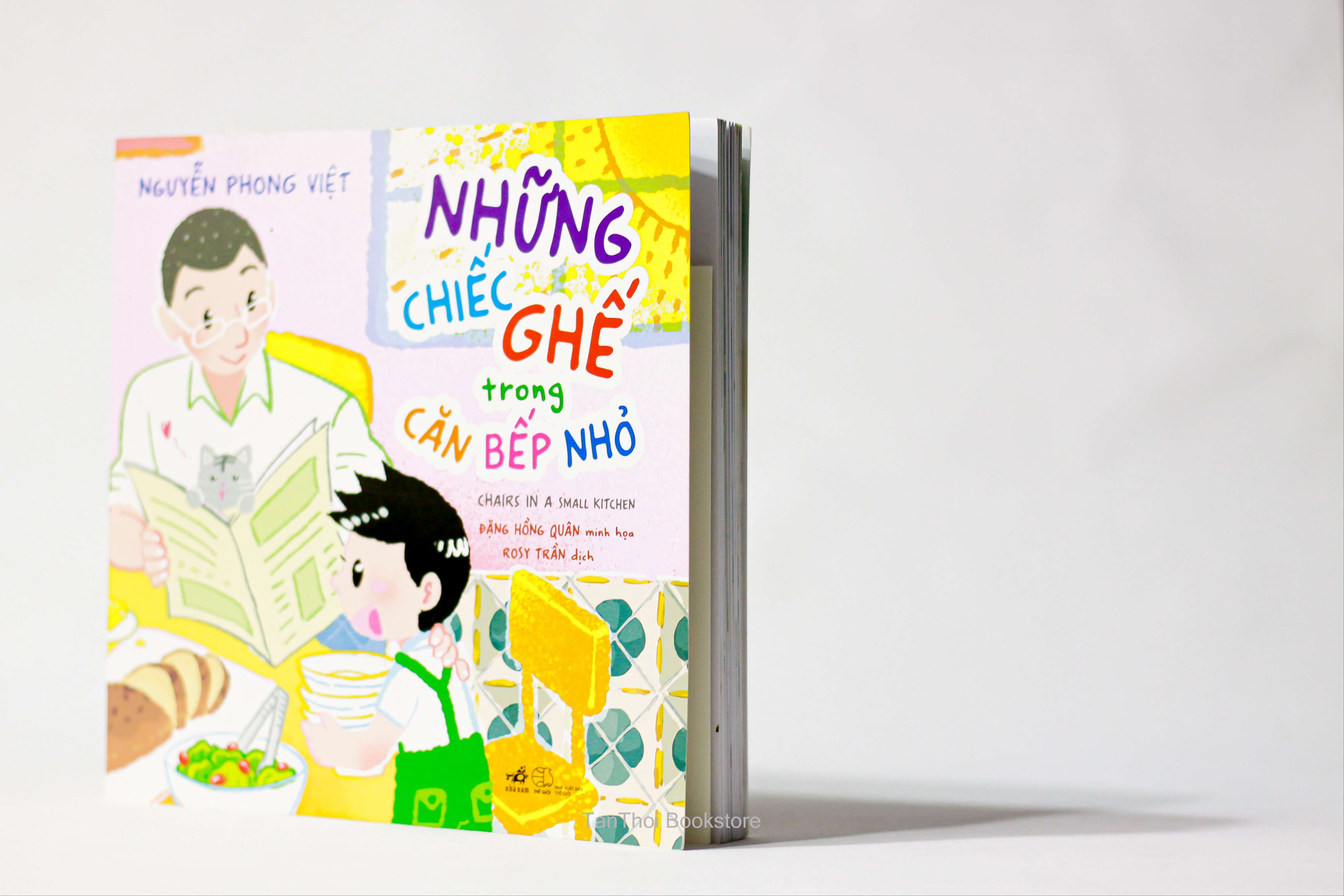 Những chiếc ghế trong căn bếp nhỏ