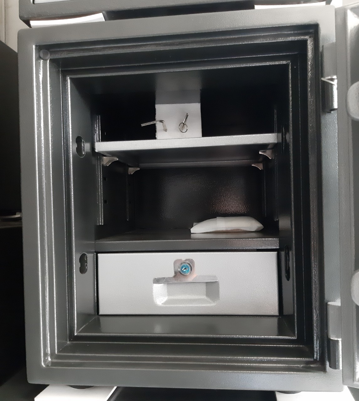 Két Sắt Hàn Quốc Solid SLS-52E Sơn Mài Màu Đỏ 85kg