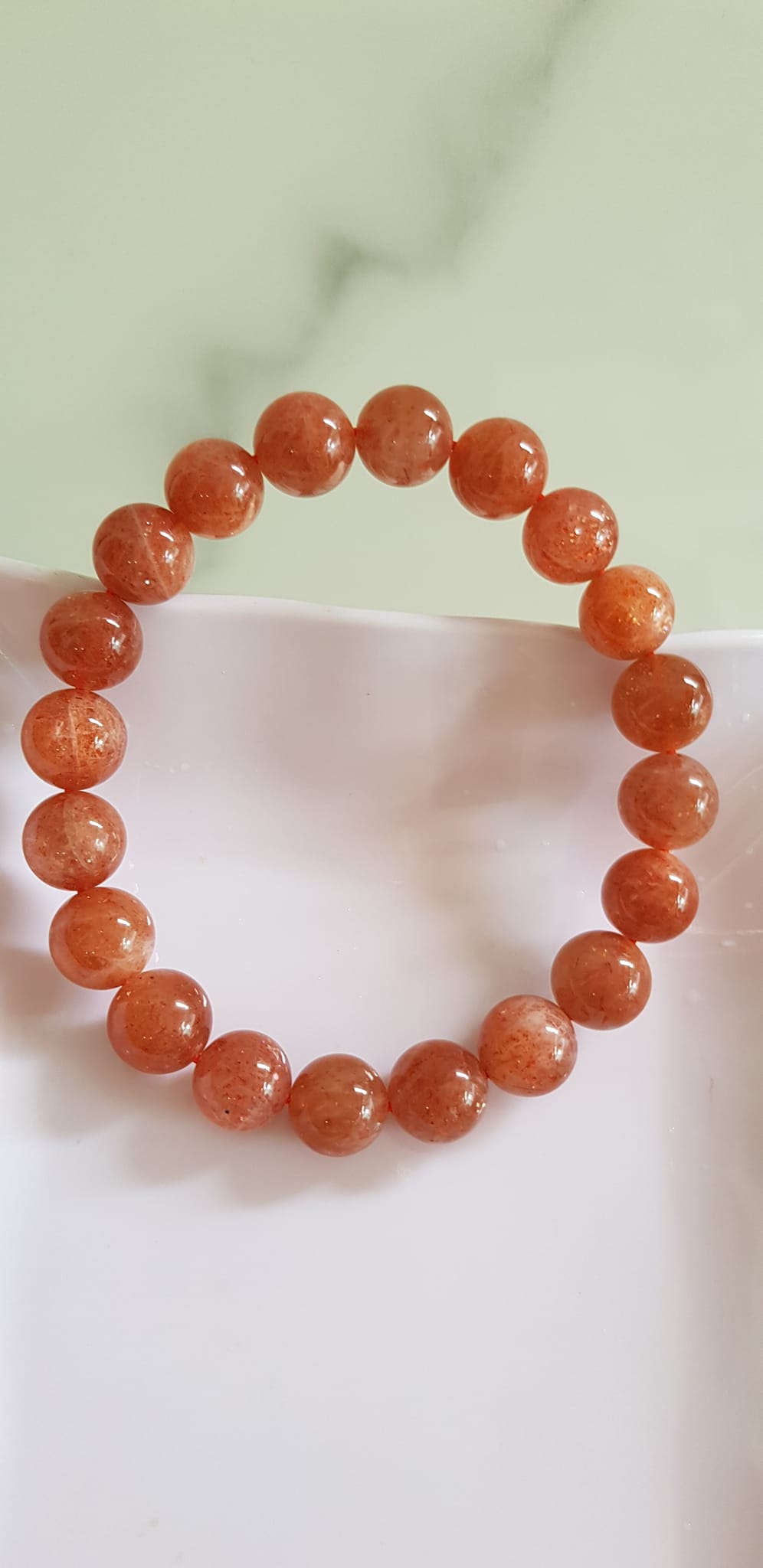 Vòng tay nữ đá mặt trời Sunstone Size 10li hay 10mm đẹp quyến rũ sang trọng đem lại sự tự tin Nổi bật bởi tông màu hồng cam nhẹ nhàng lấp lánh của đá mặt trời Sunstone tượng trưng cho thần mặt trời đẹp Đá Sunstone phù hợp với người mệnh Thổ và mệnh Hỏa ạ