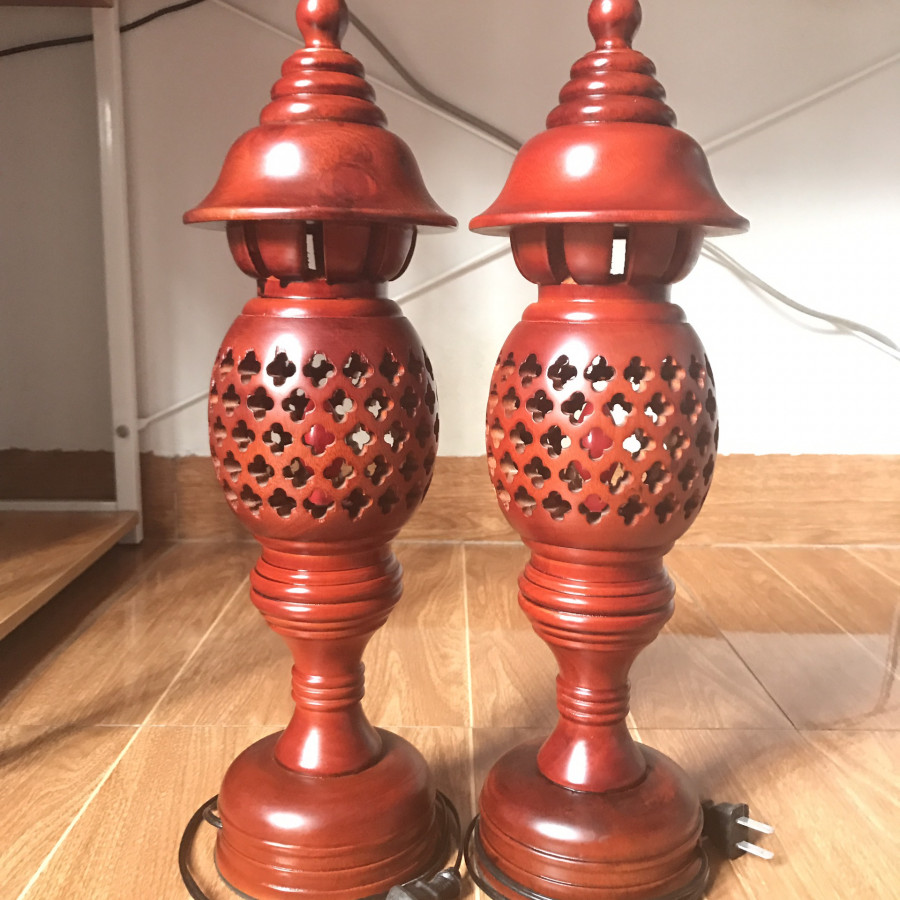 Bộ đôi đèn thờ gỗ xà cừ đỏ cao 41cm - Bao gồm bóng đèn