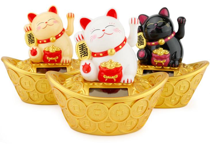 Mèo Thần Tài Ngoắc Tay Ngồi trên Thỏi Vàng - Mang Đến May Mắn Tài Lộc