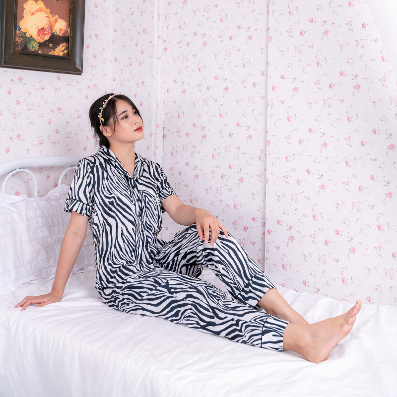 Hình ảnh Bộ đồ Pyjama, đồ mặc nhà nữ VILADY - B107 kiểu tay ngắn quần dài họa tiết VẰN thanh lịch chất liệu lụa Pháp cao cấp (lụa latin)