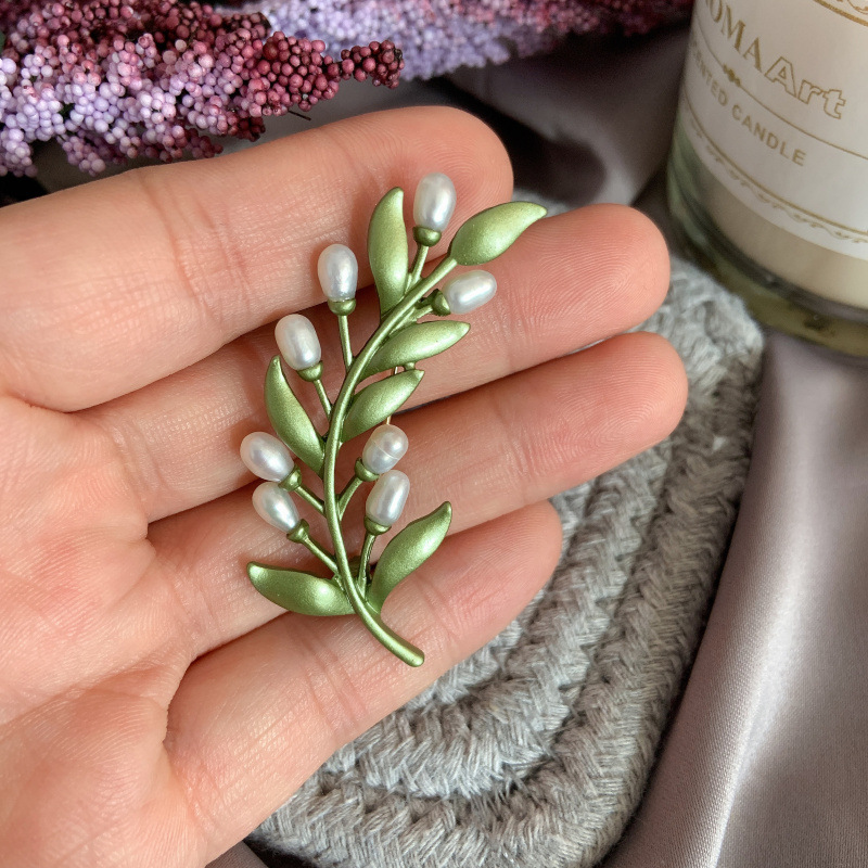 Cài áo thời trang phong cách Châu Âu 3D hạt ngọc trai nước ngọt phối lá xanh GC221