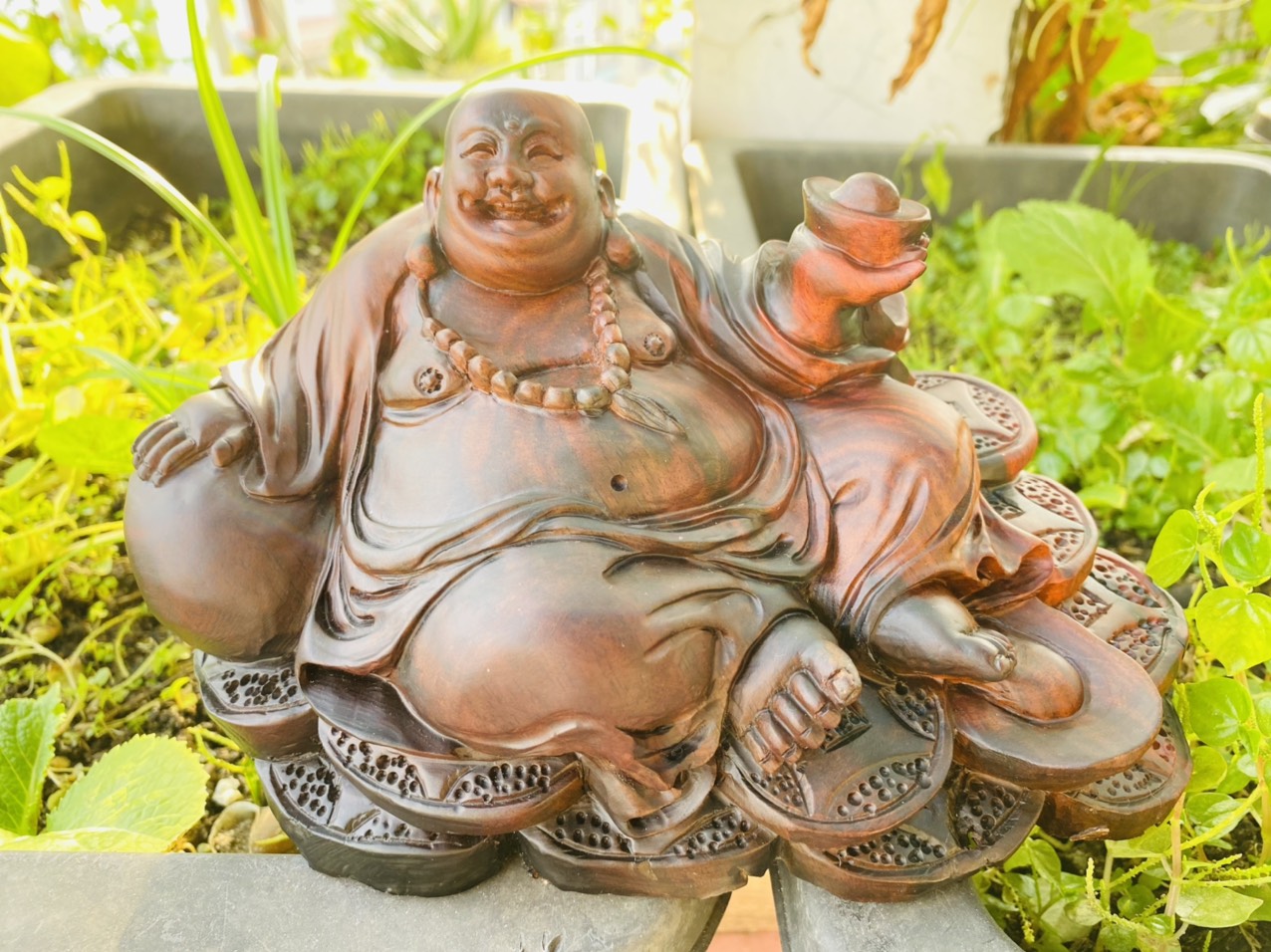 Tượng di lạc cầm thỏi vàng