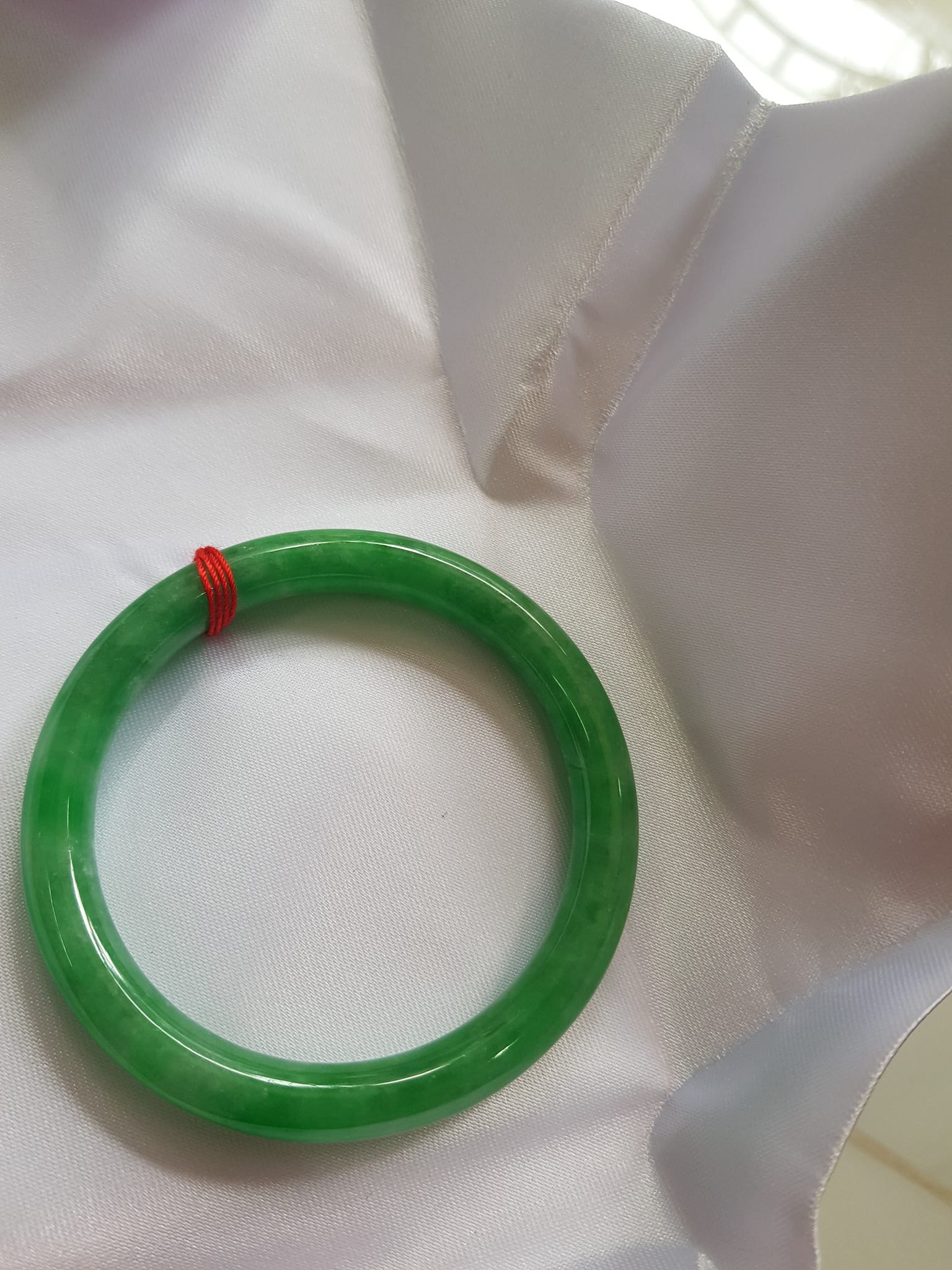 Vòng tay nữ đá cẩm thạch Đậu Nở Sao 52mm x 7,2mm  Màu Xanh đậu lá tươi nhẹ nhàng bóng đẹp  Nữ mệnh Mộc, Hỏa, Thủy 50kg-57kg đeo ạ