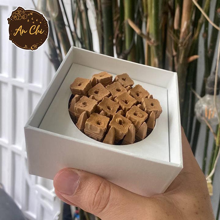 Nụ Trầm hương Organic An Chi được làm từ cây dó bầu lâu năm với hàm lượng trầm cao, cho mùi thơm nồng ấm và sạch, an toàn cho người dùng