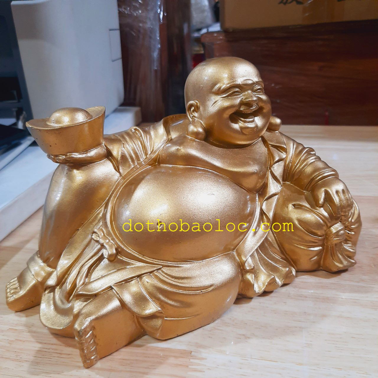 Tượng Di Lặc bột đá phong thủy màu vàng đồng đem lại may mắn, tài lộc cho gia chủ cao 13cm