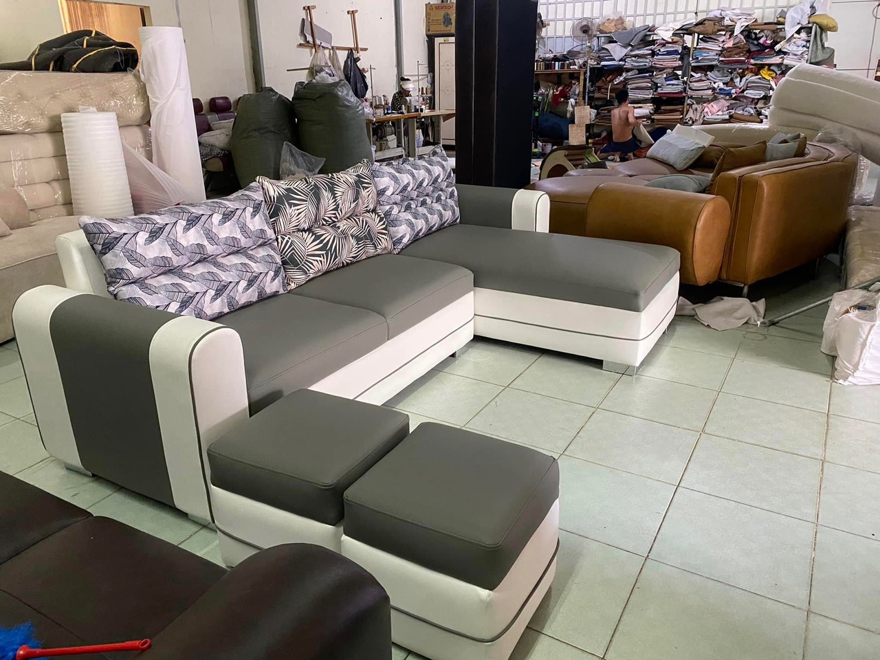 Sofa góc giá xưởng Tundo 2m6 x 1m6 tặng 2 đôn vuông.