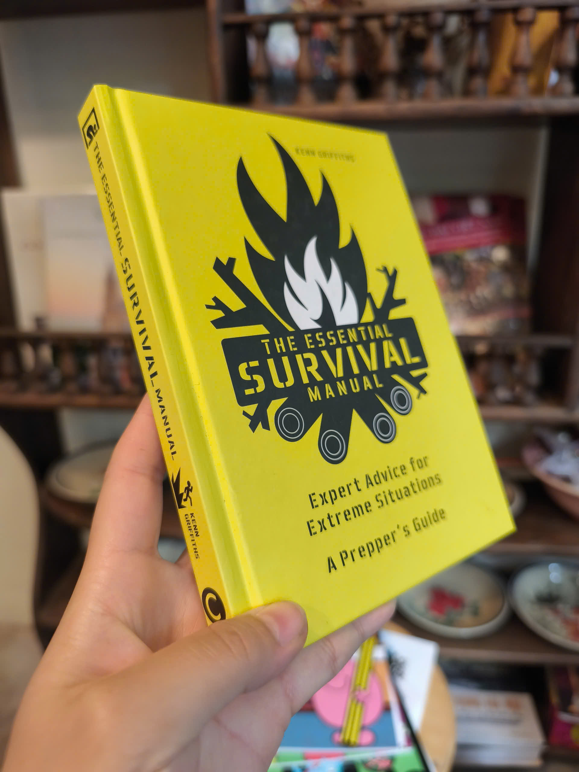Sách - The Essential Survival Manual by Kenn Griffiths - Expert Advice for Extreme Situations