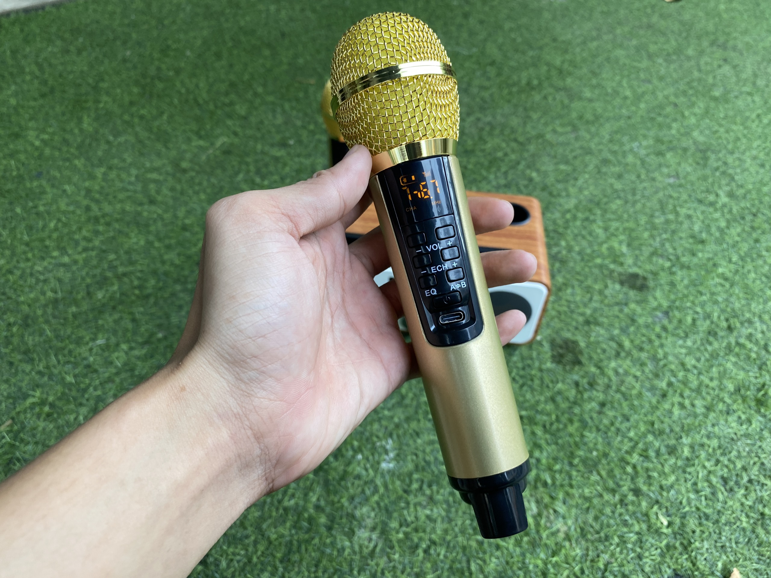 Loa karaoke bluetooth KEI K06 - Tặng kèm 2 micro không dây có màn hình LCD - Sạc pin ngay trên micro - Chỉnh EQ, echo trên micro dễ dàng - Đầy đủ cổng kết nối USB, AUX, TF card - Loa xách tay du lịch cực chất