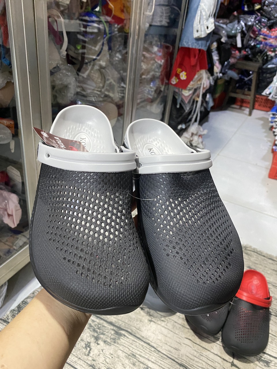 DÉP SỤC NHỰA ĐI MƯA LỖ NHỎ THOÁNG KHÍ NAM SIZE 40-44 ĐỦ MÀU