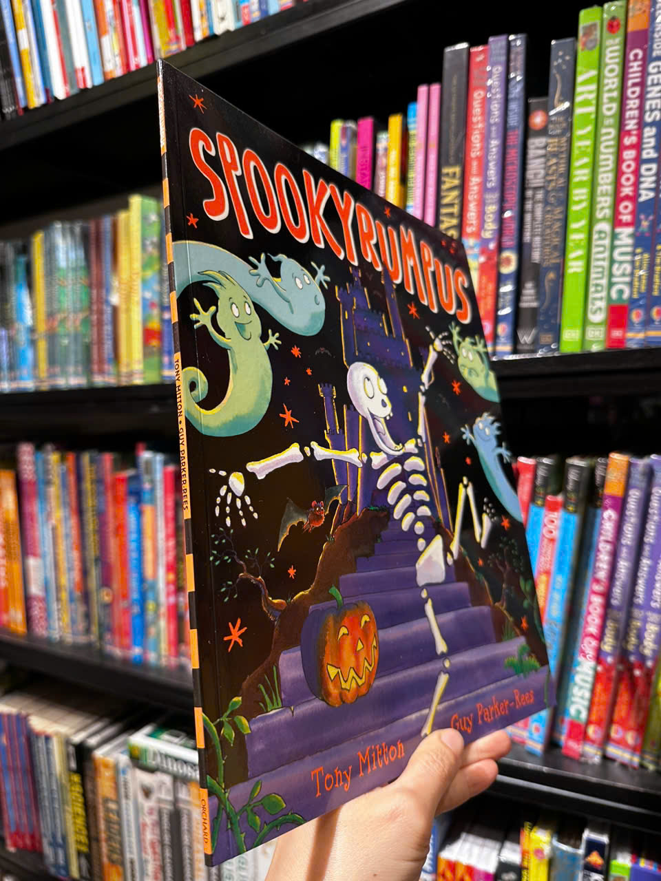Sách - Spookyrumpus by Tony Mitton - Sách ngoại văn, sách thiếu nhi tiếng Anh, bìa mềm, nhập khẩu UK