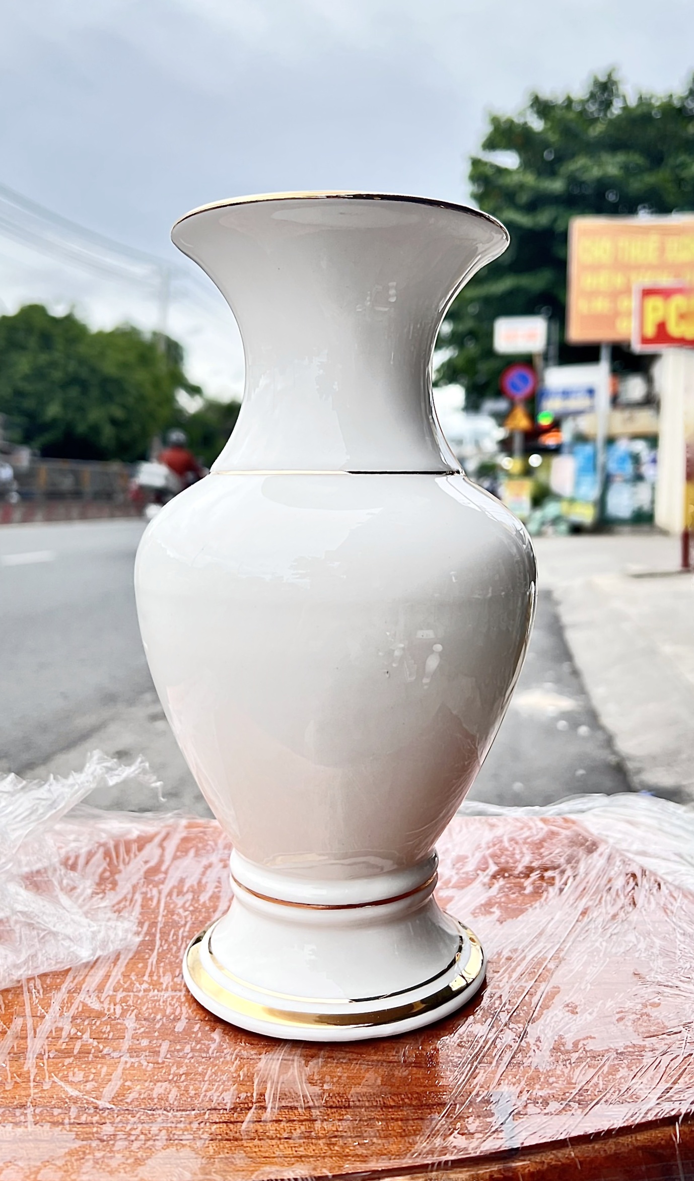 Bình hoa thờ cúng sứ họa tiết đá hoa cương Cao 22cm, 25cm – Màu Trắng