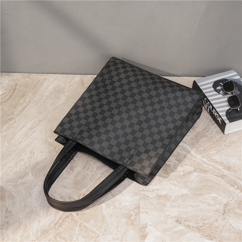 The trend of simple European and American style men and women computer bag handbag Japan and South Korea shoulder bag leather lattice leisure briefcase