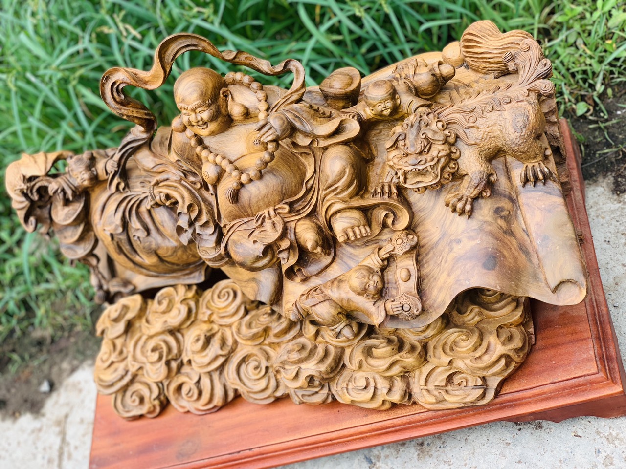 Tượng phật di lặc tam phúc ngồi cuốn thư bằng gỗ bách xanh thơm phức kt 56×40×30cm