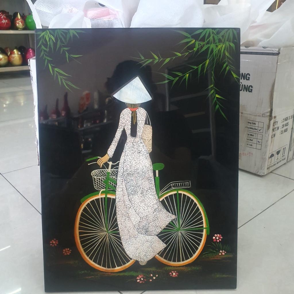 Tranh sơn mài cô gái áo dài Việt Nam cẩn trứng chìm cao cấp Thanh Bình Lê size 30x40 cm