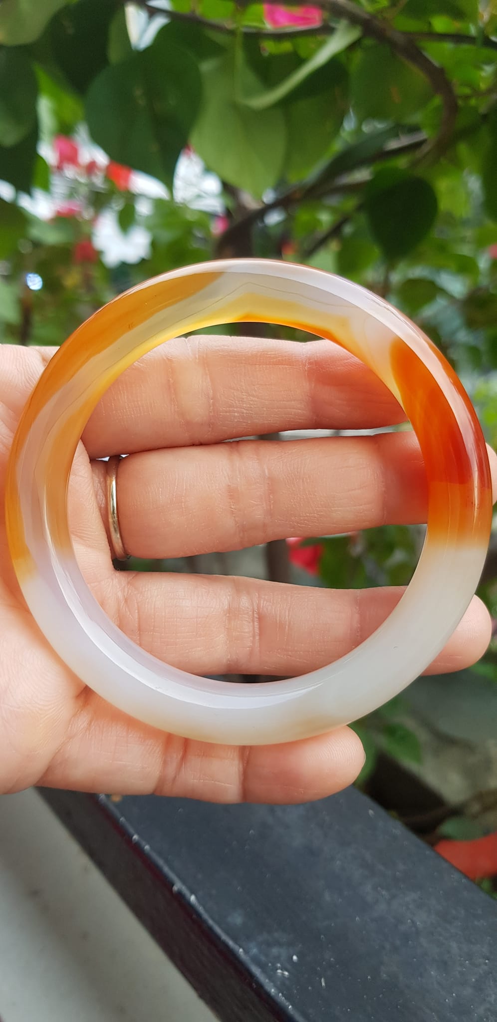 Vòng tay Nữ đá mã não đỏ cam trắng Ni 56mm x chột to 9mm Màu trắng đỏ cam nhẹ 1 bên vân nhẹ nhàng đẹp ạ Nữ 55kg - 63kg đeo xinh tay đẹp ạ
