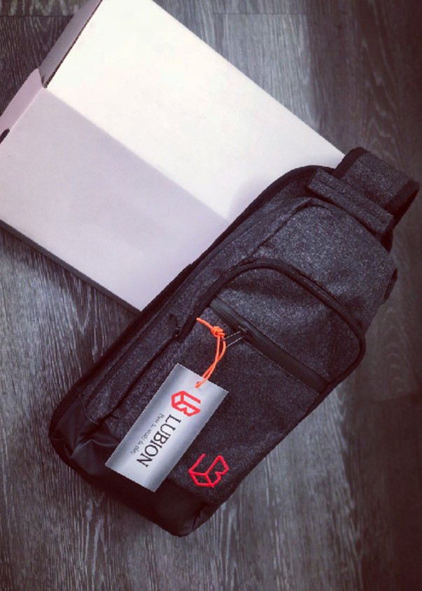 Túi Lubion đeo chéo unisex nam nữ màu đen A03