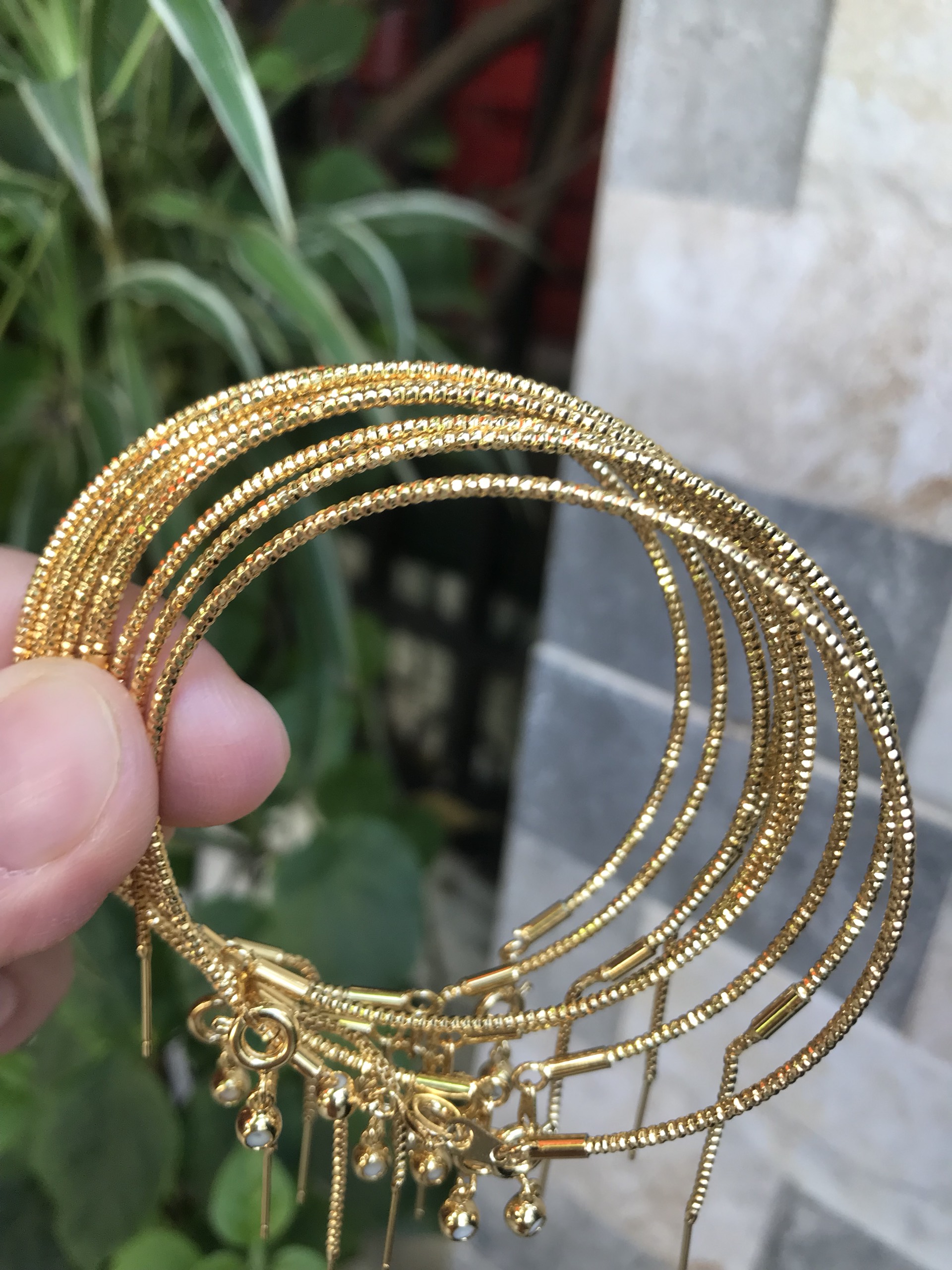 Vòng tay nữ mạ vàng các Chị về phối với hạt charm của mình đeo tay xinh lắm ạ