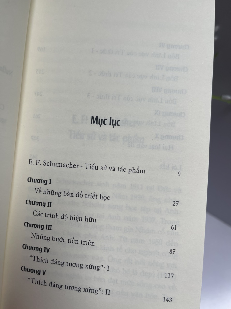 Hình ảnh (Tái bản 2023) MỘT CHỈ DẪN CHO NGƯỜI BỊ BỐI RỐI - E. F. Schumacher - Dịch giả: Nguyễn Văn Trọng - Nxb Tri thức - bìa mềm