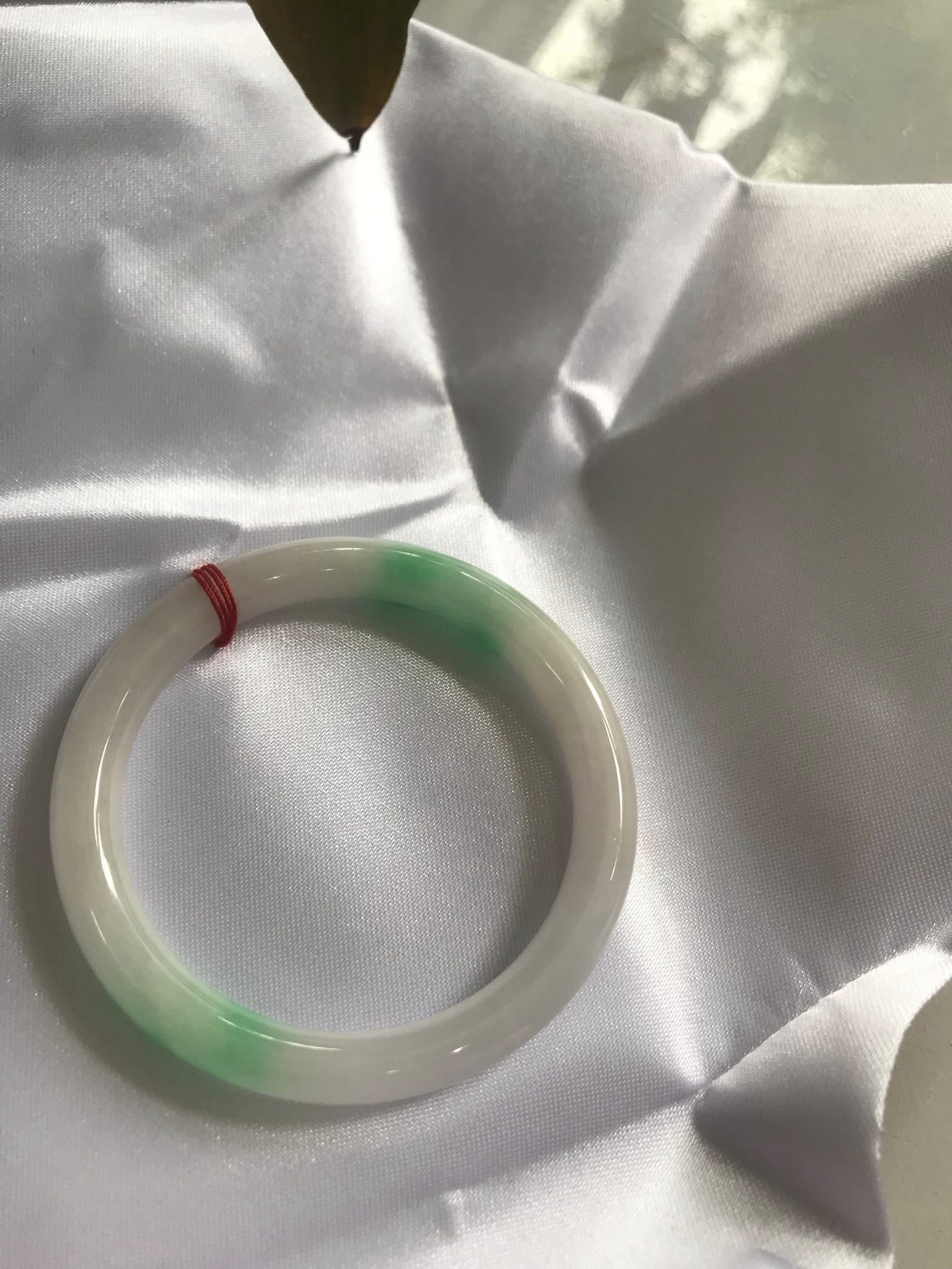 Vòng tay nữ Cẩm Thạch tự nhiên mới TR LÝ IC 50mm x chột 7mm Vòng màu trắng bóng xanh lý nhẹ 2 bên nữ mệnh kim mệnh thủy 49kg - 52kg đeo ạ