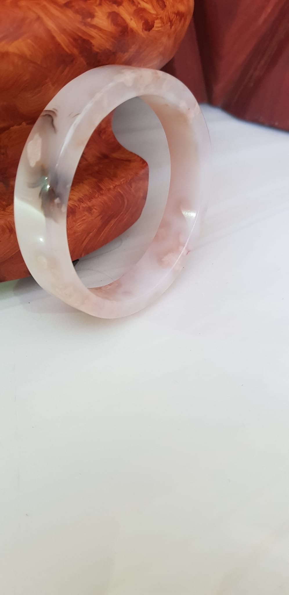 Vòng tay Nữ Mã Não Bản Vuông trắng bông hoa vân Ni 54mm x cao 13mm x dầy 6mm Nữ mệnh Kim mệnh Thủy 52kg - 55kg đeo đẹp xinh tay lắm ạ