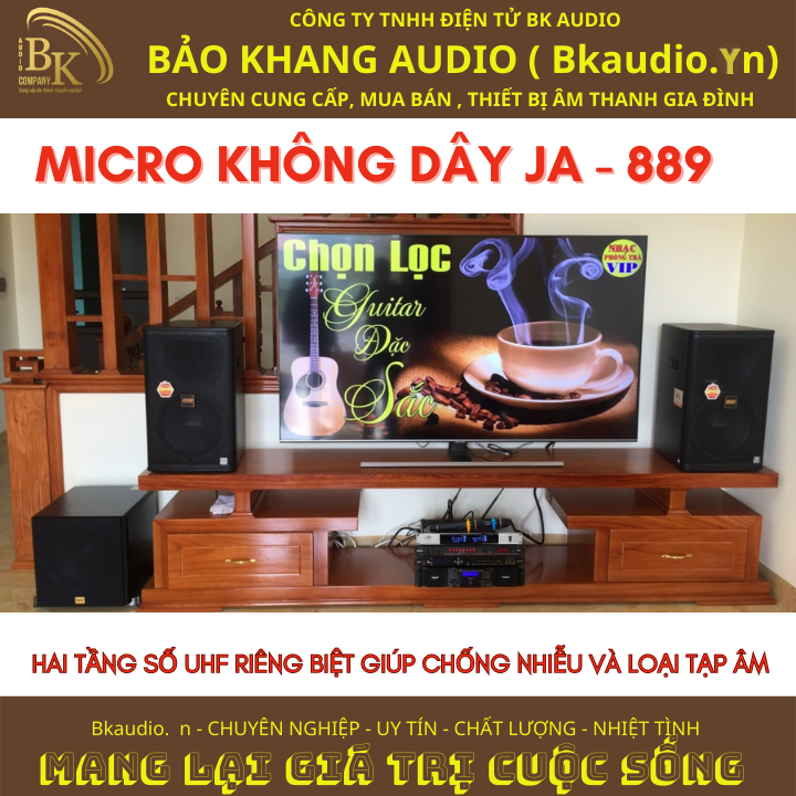 Micro không dây JA-889. Mic hút âm tốt , hai tầng số UHF riêng biệt chống tạp âm kết hợp công nghệ chống hú giúp người hát không cảm thấy mệt trong quá trình karaoke. Khoảng cách từ máy đến mic lên hơn 100m  vì vậy có thể dùng trong mọi không gian.